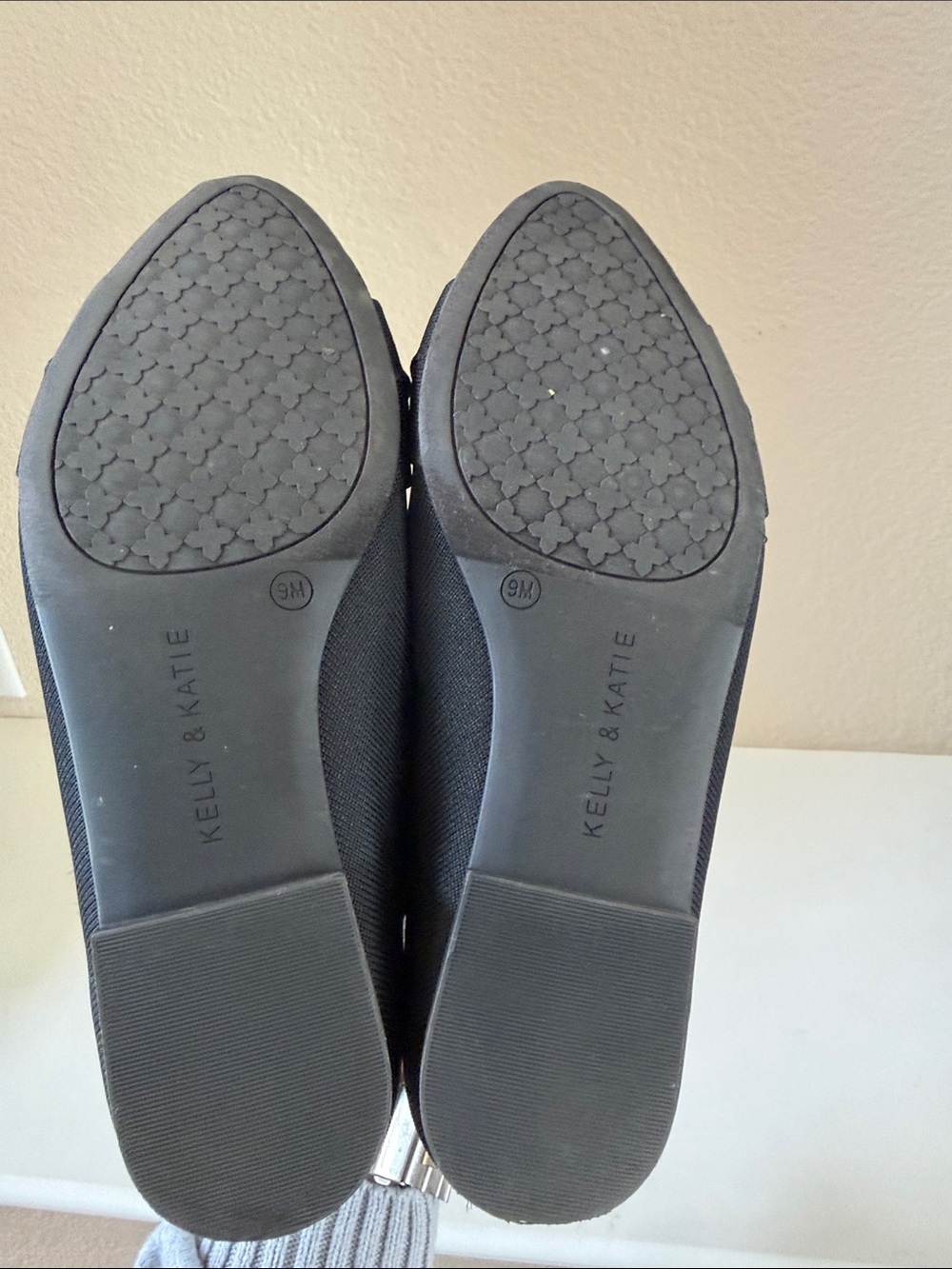 Women’s Black Pointed Toe Bow Ballet Flats - Picture 6 of 9